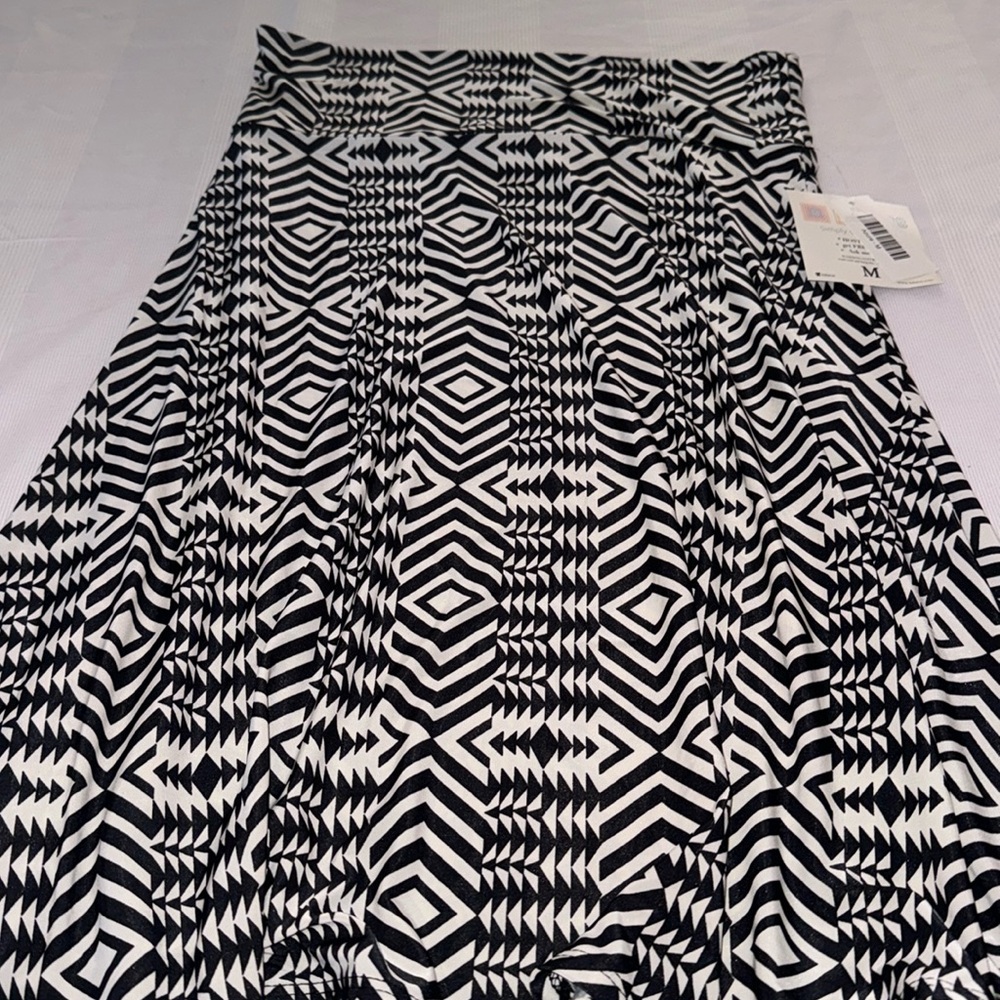 🍁 Lularoe “Azure” skirt white&black pattern black outline M